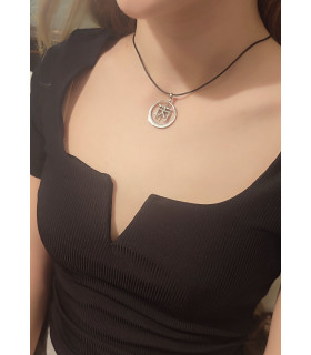 gümüş "şans ve bolluk" sembollü siyah deri kolye